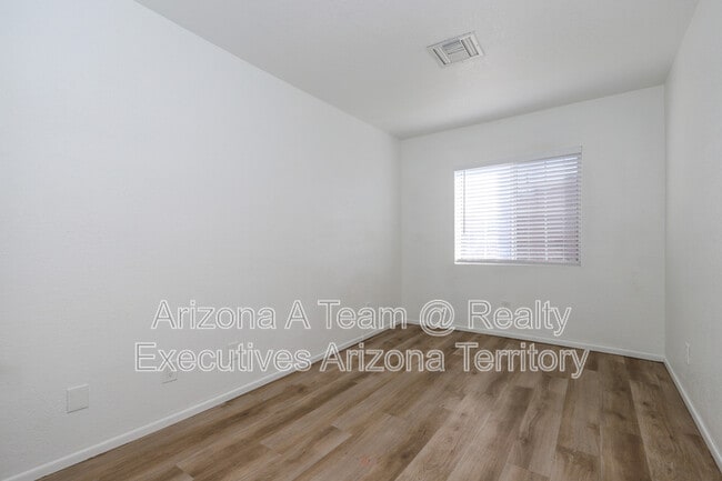 Building Photo - 4538 E Lester St