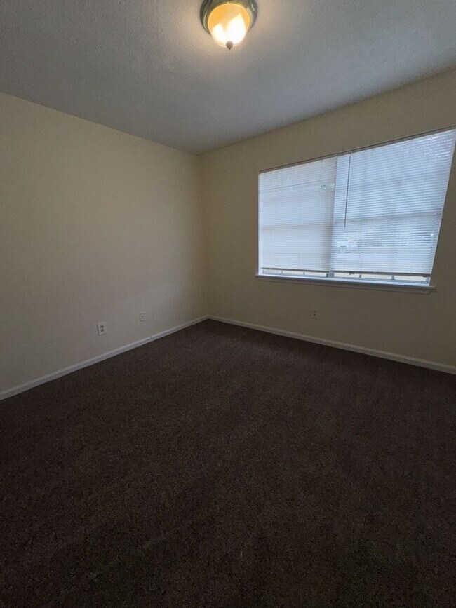 Building Photo - 1127 Harness Dr