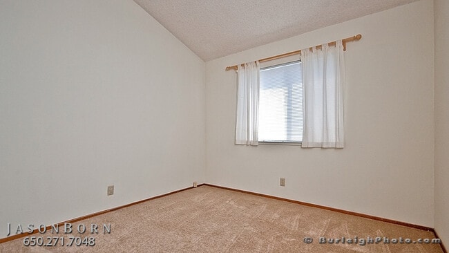 Building Photo - 129 E Court Ln