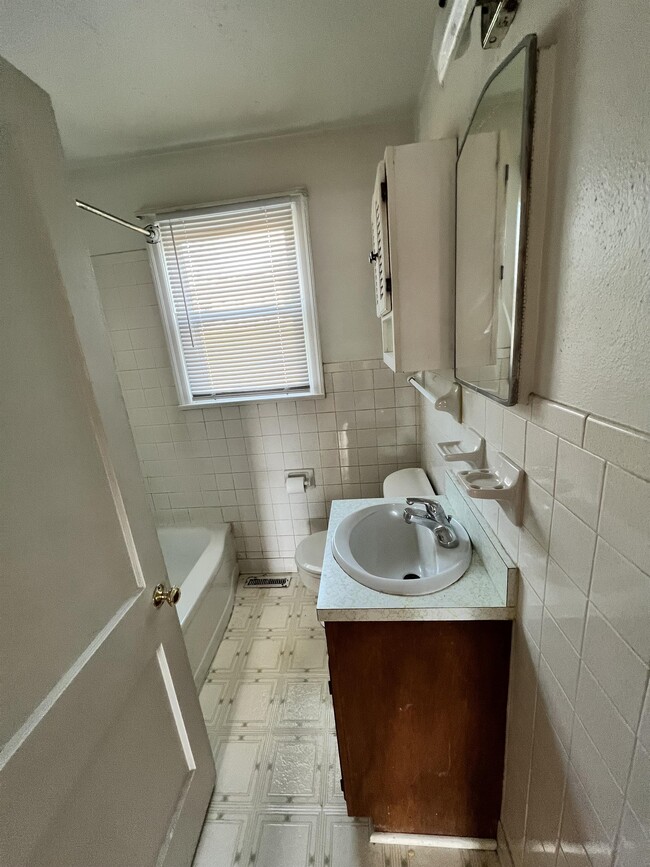 Building Photo - 228 E Madison Ave