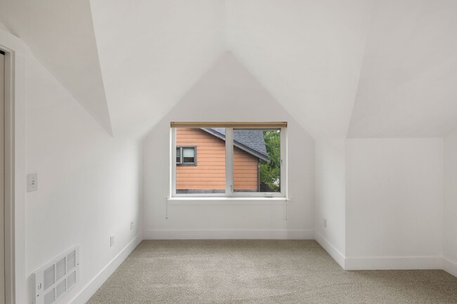 Building Photo - West Seattle - Large Bright 2 Bedroom 1.75 bath Delridge Townhouse