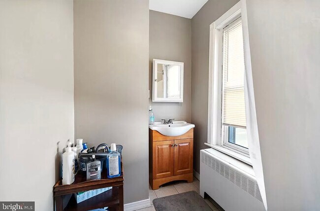 Building Photo - 1715 Providence Ave