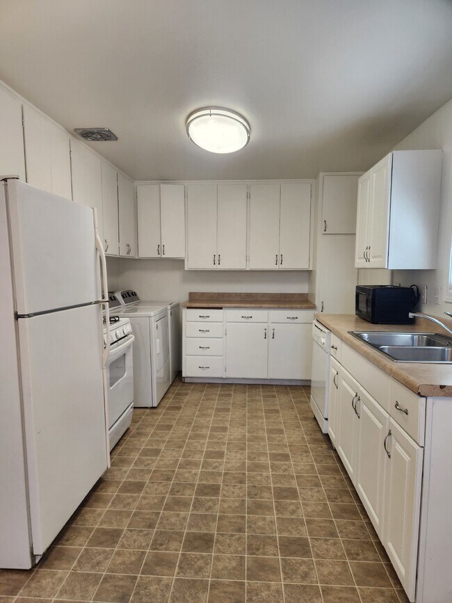 Building Photo - 2-Bedroom Duplex with Hardwood Floors and ...