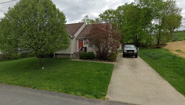 Building Photo - 122 Spence St