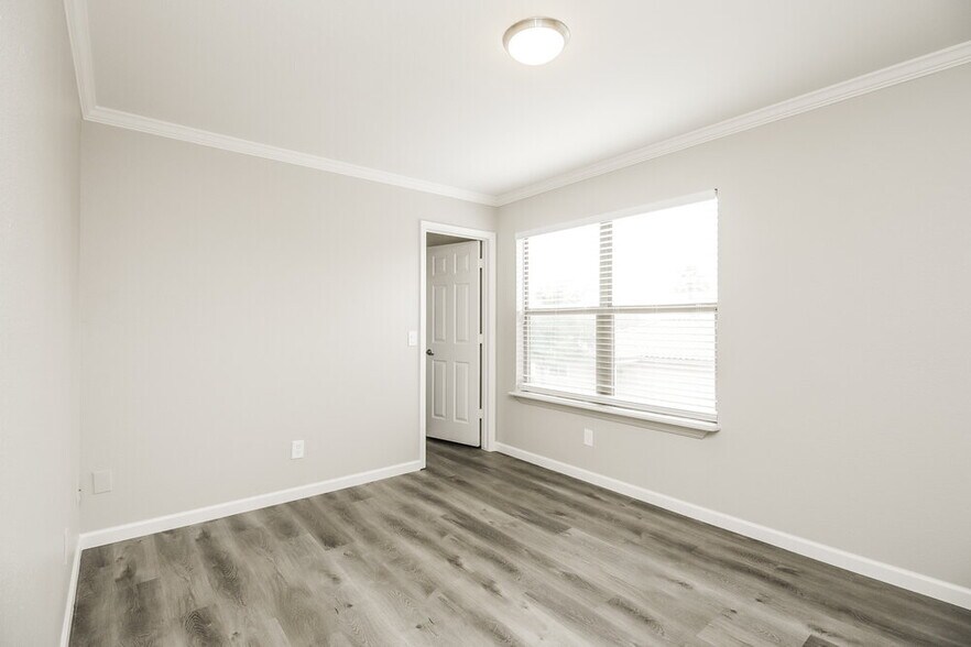 Building Photo - 2236 E Spruce Dr
