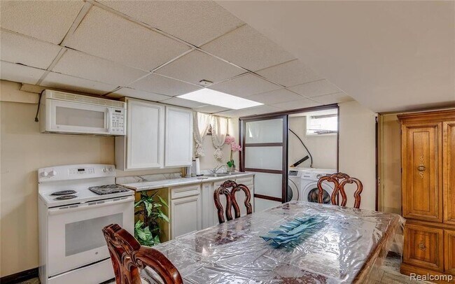 Building Photo - 528 Cardwell St
