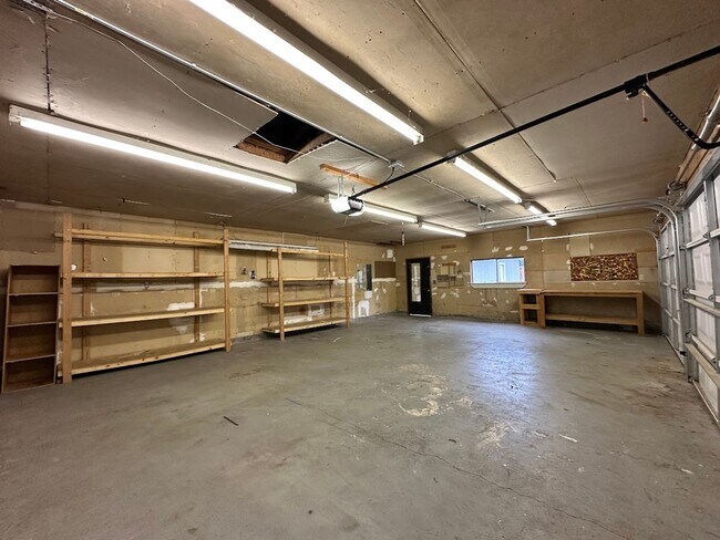 Building Photo - Updated 5 bedroom 2.5 bathroom home in Uni...