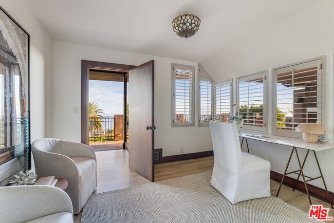 Building Photo - 620 Resolano Dr