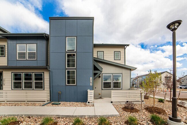Building Photo - Like New end-unit Townhome at Victory Ridge!