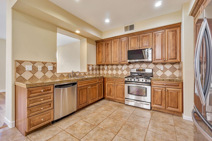 Building Photo - 2678 Deerwood Dr