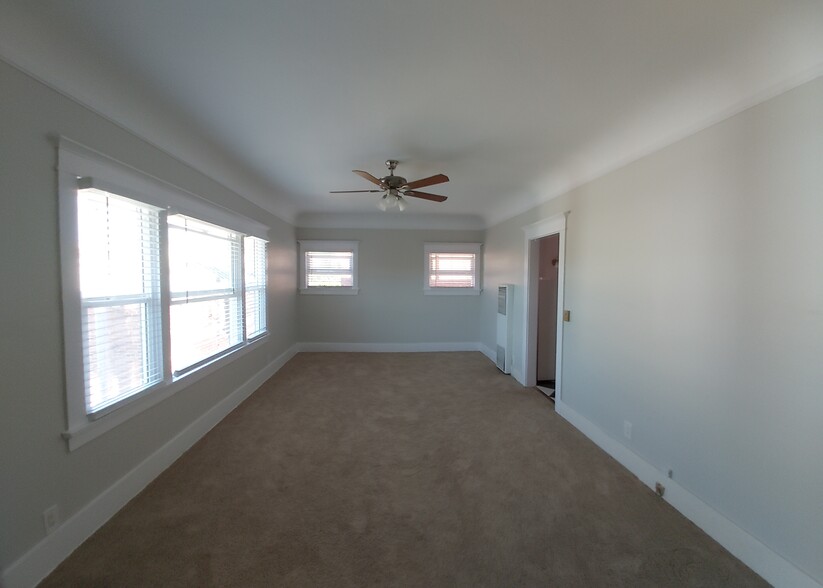 Spacious livingroom - 1335 2nd St