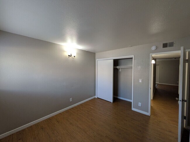 Building Photo - 1 bedroom Garden Level Condo Walking Dista...