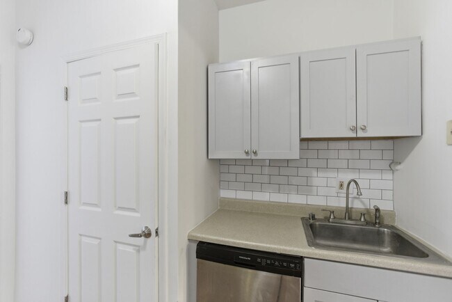 Building Photo - Lovely 3 BR/1 BA Apartment in H Street Cor...