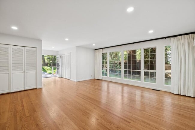 Building Photo - 216 Valparaiso Ave