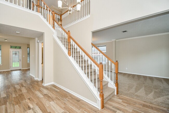 Building Photo - 215 Windrift Ct