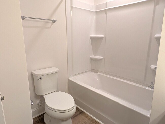 Building Photo - Beautiful, 2 story, end-unit, Townhome located in the Bell Glen Community!