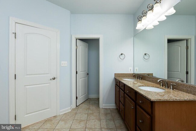 Building Photo - 336 Grand St