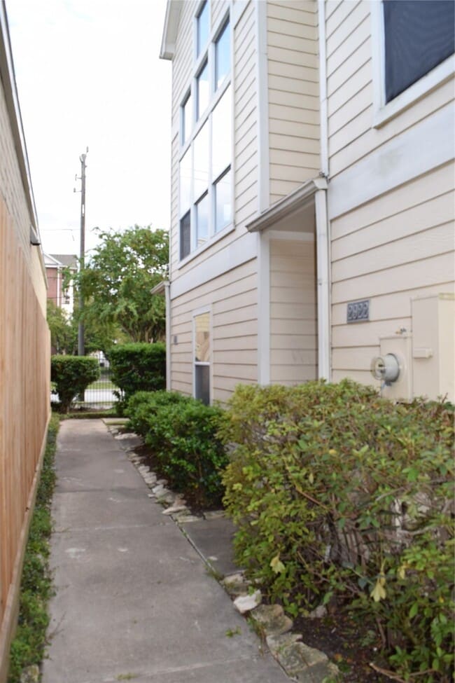 Building Photo - 2922 Crawford St