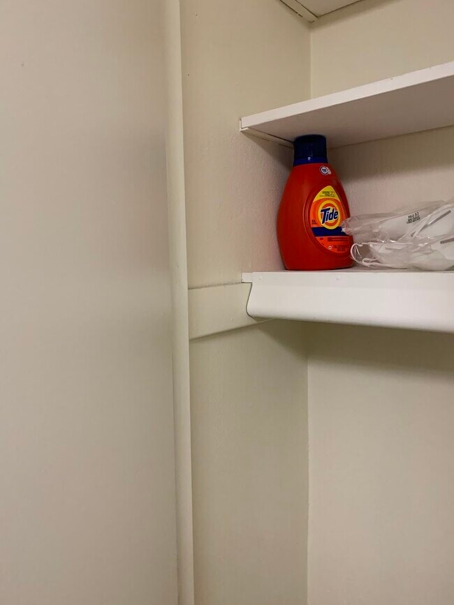 Building Photo - 300 N State St