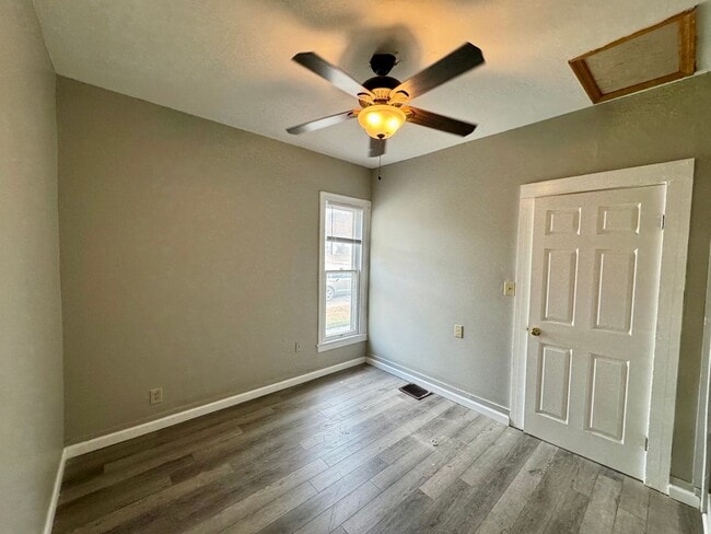 Building Photo - short term lease available