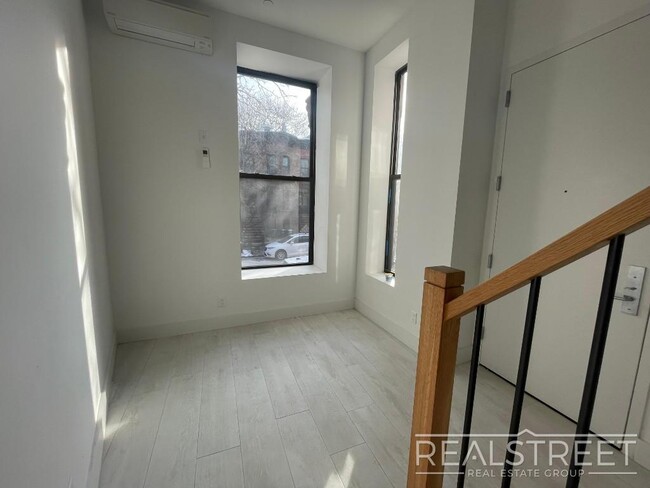 Building Photo - Stunning Brand New 2 Bed Duplex in Landmar...