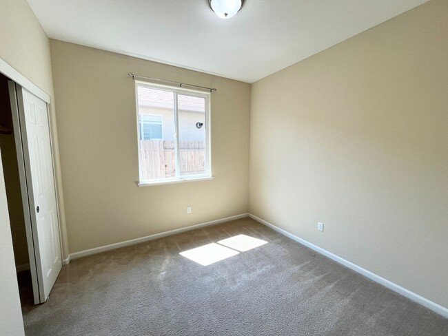 Building Photo - North Merced: $2400 4 Bedroom / 3 Bath Hou...