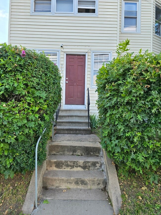 Building Photo - 302 Allen St