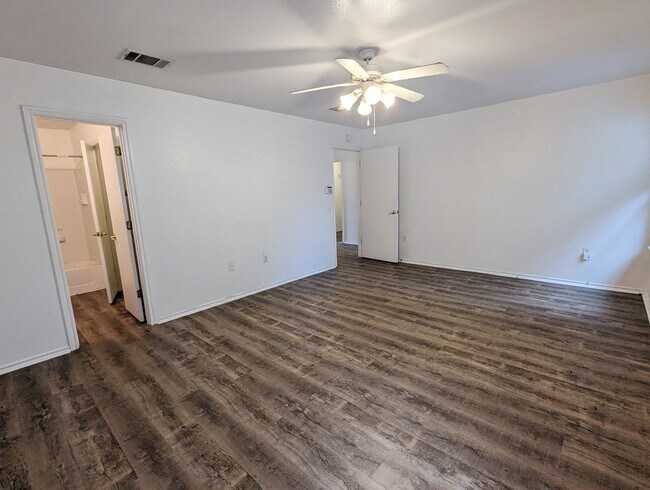 Building Photo - 3 Bed / 2 Bath Home with Private Backyard