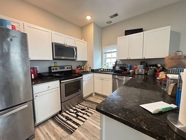 Building Photo - Available 8/15. Renovated 4 BR Home Downtown!