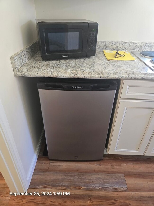 Building Photo - 995 S Main St