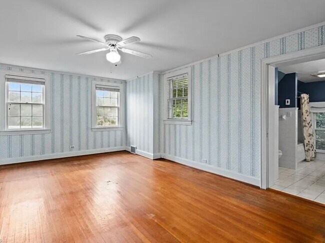 Building Photo - 4 bedroom in Old  Irving Park!!