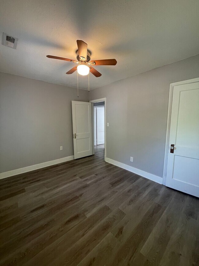 Building Photo - 2 bedroom 1 Bath House