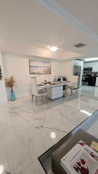 Building Photo - 3670 Inverrary Dr