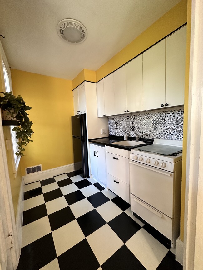 Small retro kitchen - 510 Park Ave