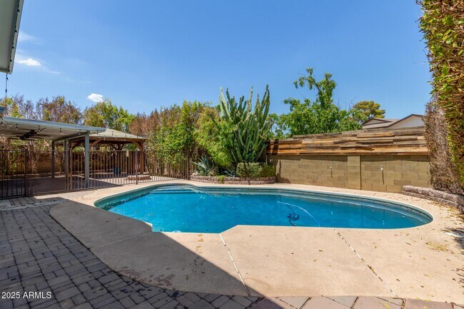 Building Photo - 1640 E La Jolla Dr