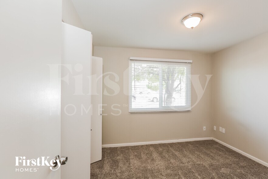 Building Photo - 402 W Santa Cruz Dr