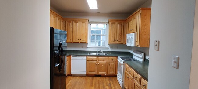 Building Photo - 3 bedroom home with covered porch and rear...