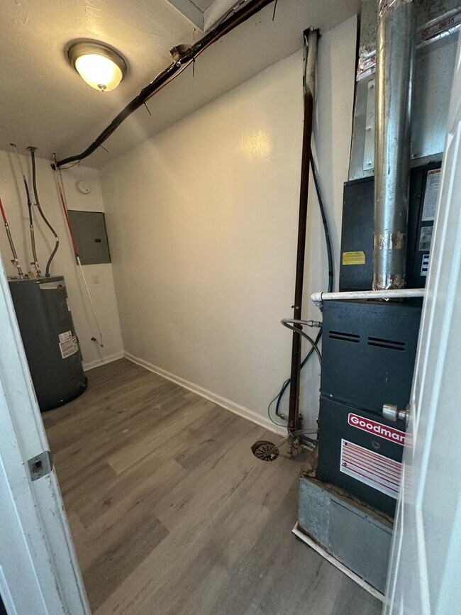 Building Photo - 4 bedroom 1 bath