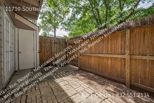 Building Photo - 11710 Southlake Dr