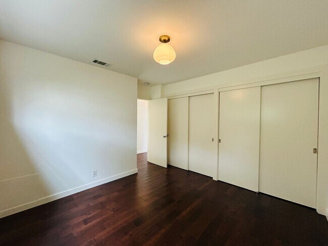 Building Photo - Spacious One Bedroom + Den Backhouse! In Unit Laundry! Prime Location!