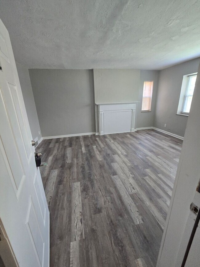 Building Photo - 987 Lilley Ave