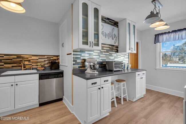 Building Photo - 242 Pennsylvania Ave