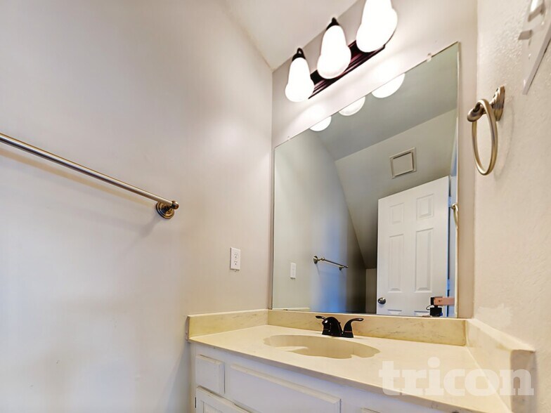 Building Photo - 900 Freshwood Ct