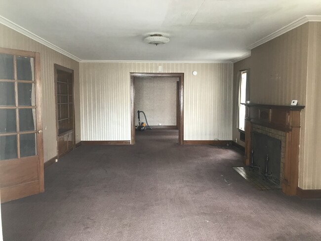 Living Rm - 118 W Chestnut St