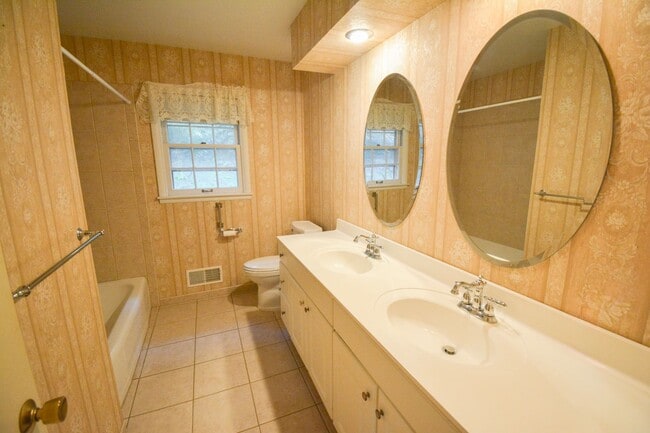 Building Photo - 4 Bed, 2 Bath Home for Rent – Unique Design & Retro Charm