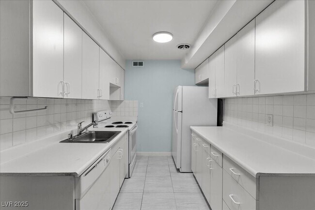 Building Photo - 1700 Rexford Dr