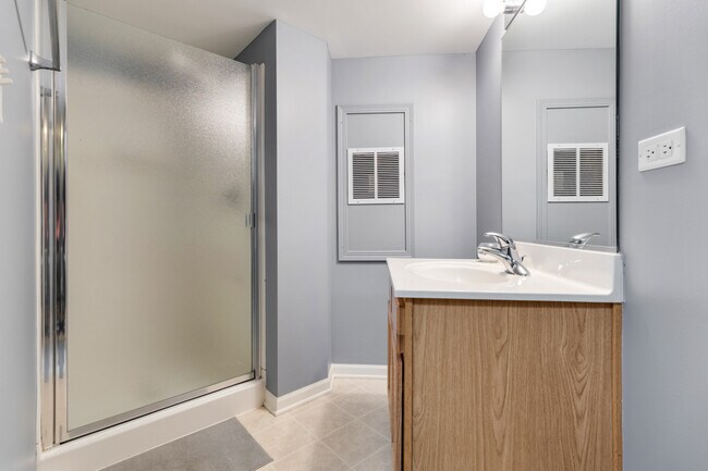 Building Photo - 460 Vaughn Cir