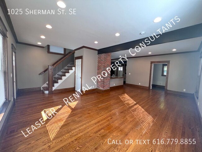 Building Photo - Three Bedroom Single Family Home - Close t...