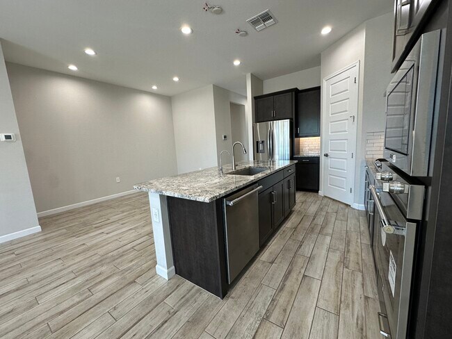Building Photo - 10319 W Harmony Ln
