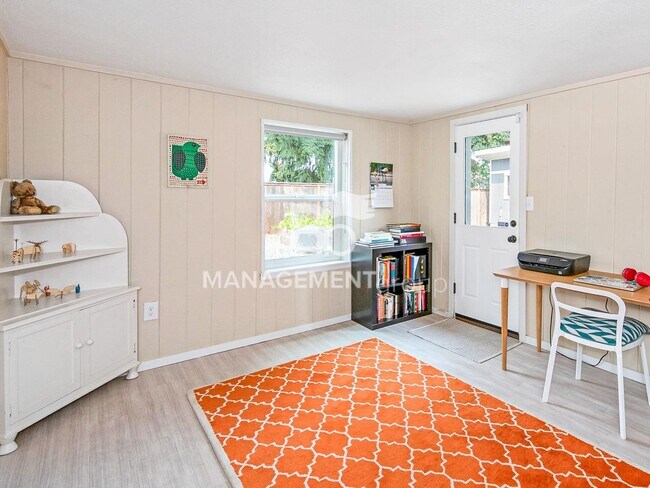 Building Photo - Light & Bright Modern Daylight Ranch Loaded with Updates! Walking Distance to Kennedy School!!!!